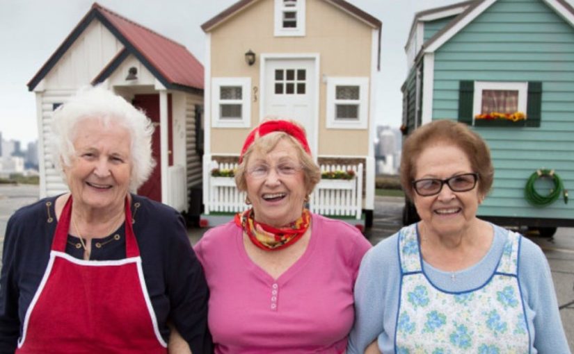 Изобретательные бабушки переехали в крошечные дома, чтобы не платить коммуналку.