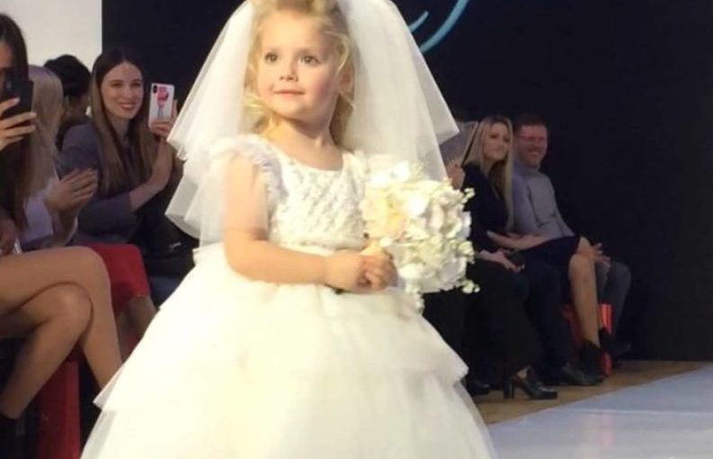 “Хороша невеста”: 4-летняя дочь Пугачевой покорила зрителей артистизмом на показе детской одежды